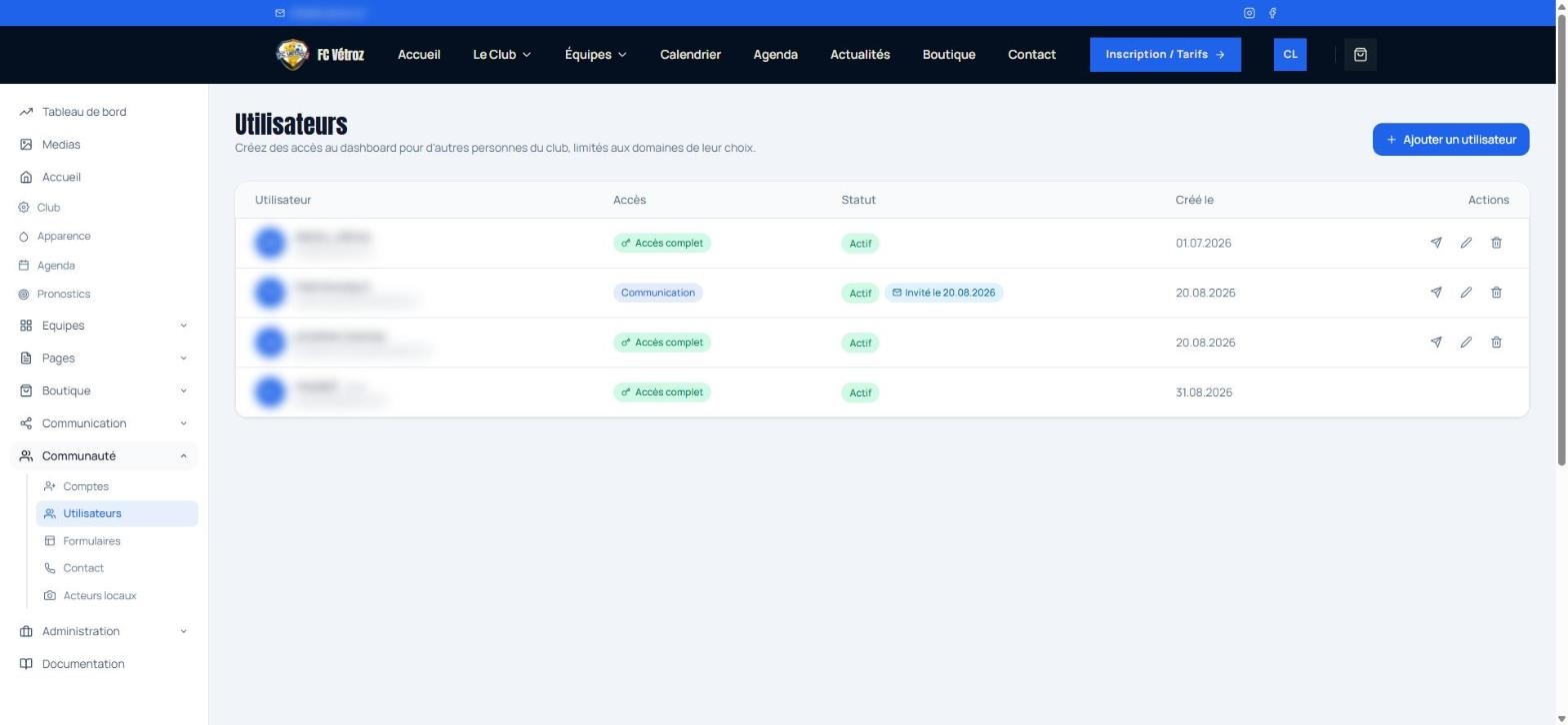 Page Utilisateurs avec la liste des comptes et leurs domaines